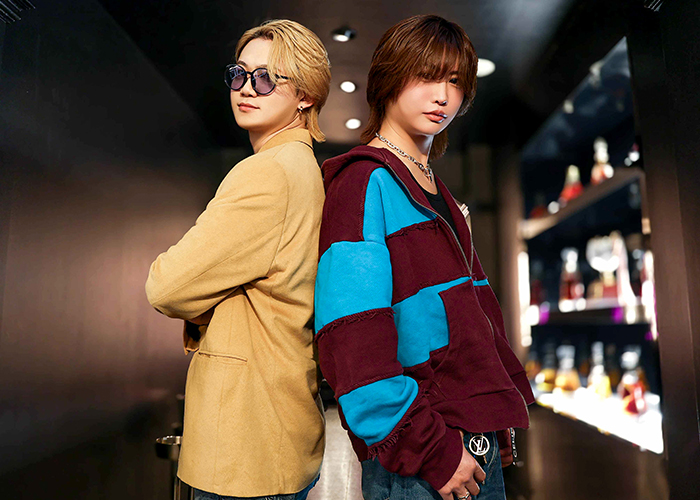 背中合わせでポーズを決める達也と遥斗"