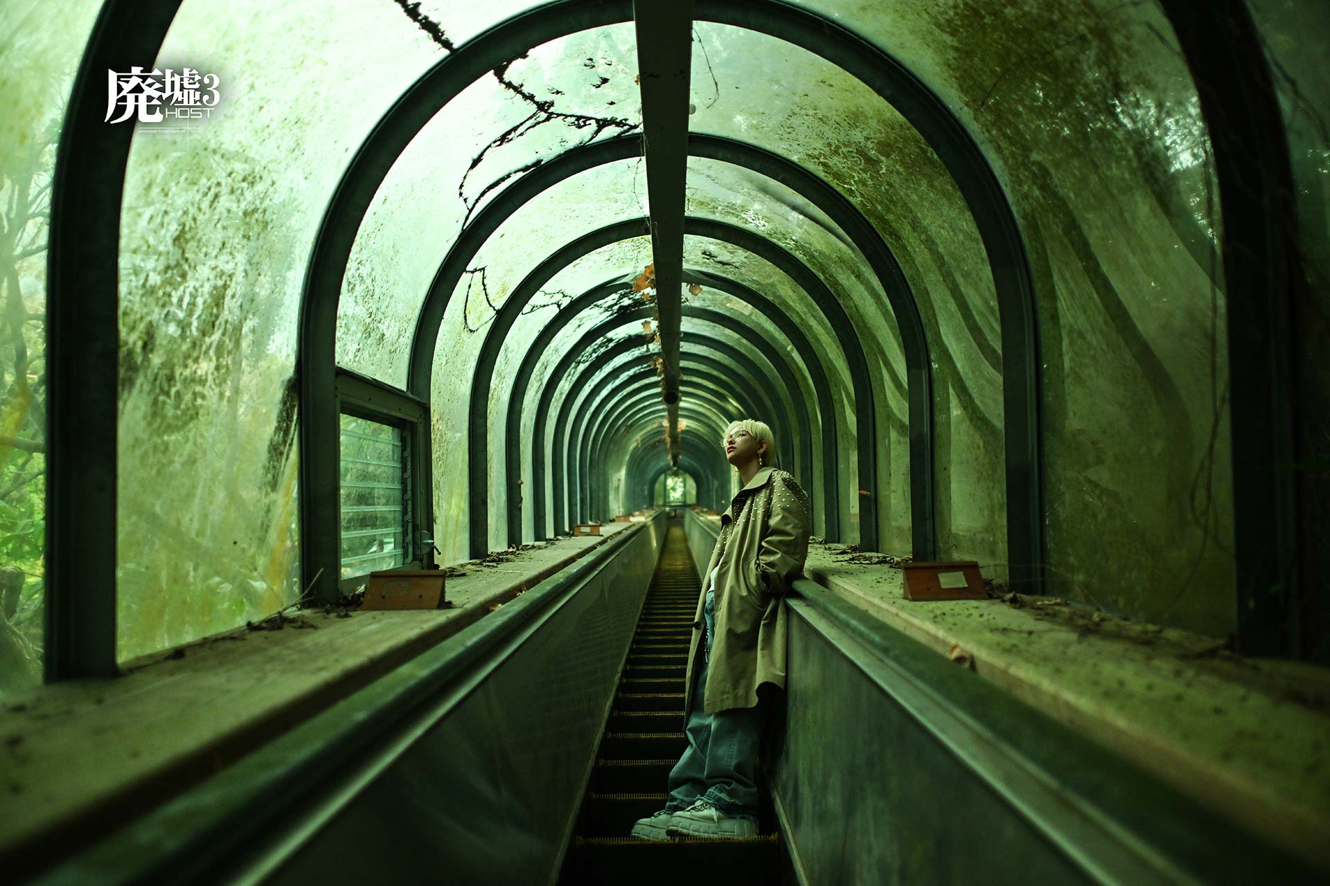 TOP DANDY TOKYO レオナルド・レノピが静岡県の廃墟に残るガラス張りエスカレーターで立ち止まり、天井を見上げるホスホスゼングラのグラビアカット