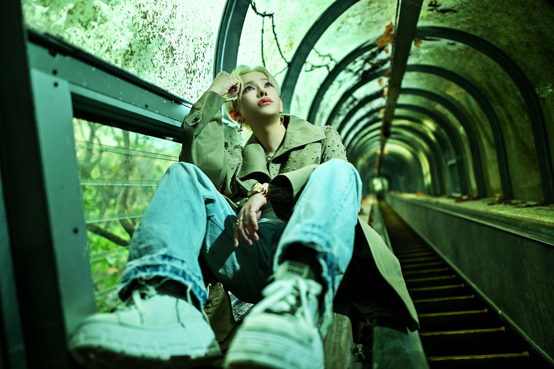 TOP DANDY TOKYO レオナルド・レノピが静岡県の廃墟エスカレーター脇に座り込み、頬杖をついて上を見上げるホスホス ゼングラの一枚