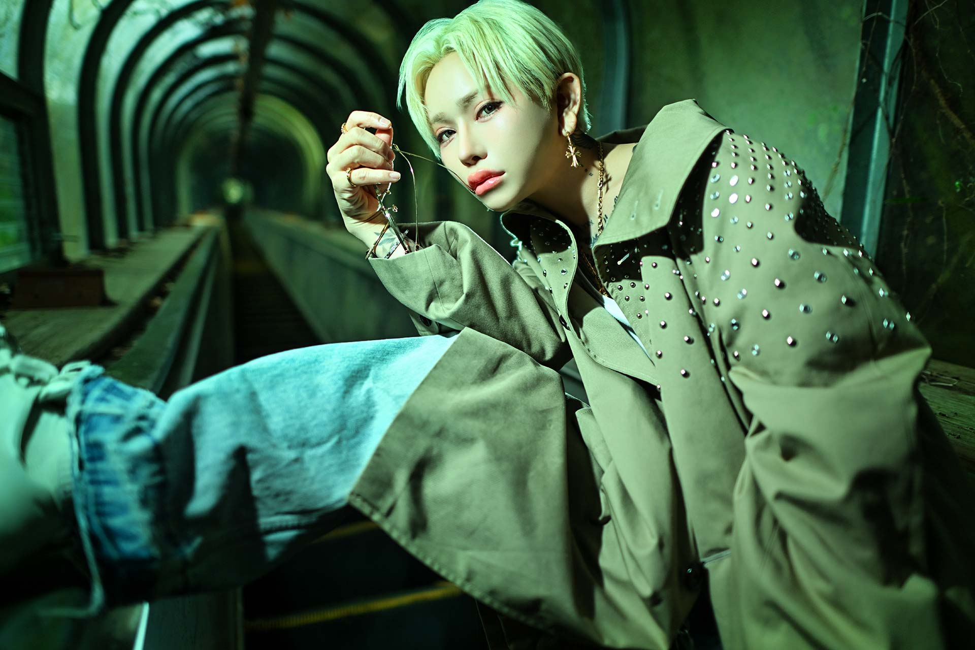 TOP DANDY TOKYO レオナルド レノピが静岡県の廃墟エスカレーターで身を乗り出し、手にした眼鏡越しに視線を向けるホスホス ゼングラのグラビア写真