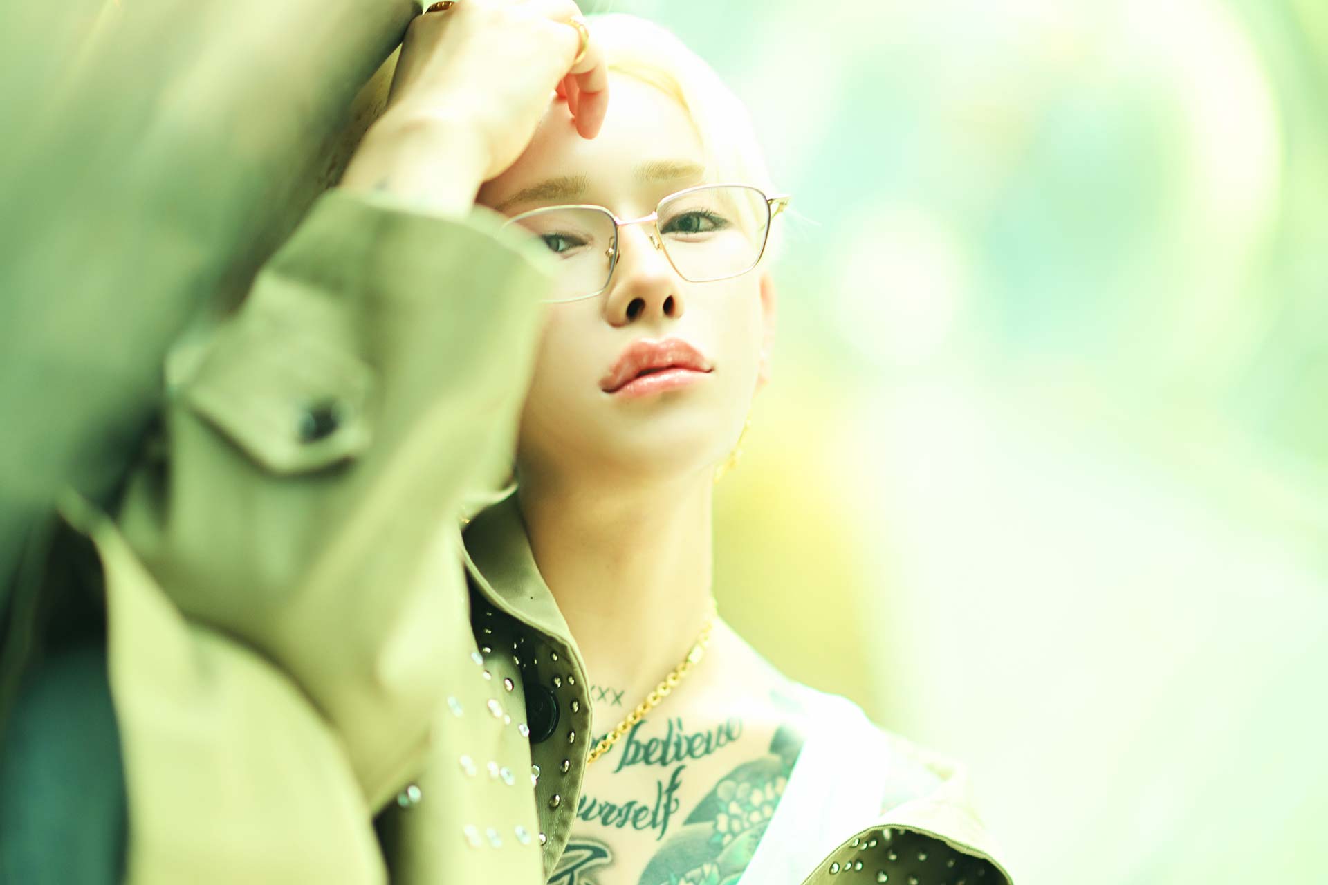 TOP DANDY TOKYO レオナルド レノピが静岡県の廃墟で額に手を当てながらこちらを見下ろす、光に包まれたクローズアップのゼングラカット