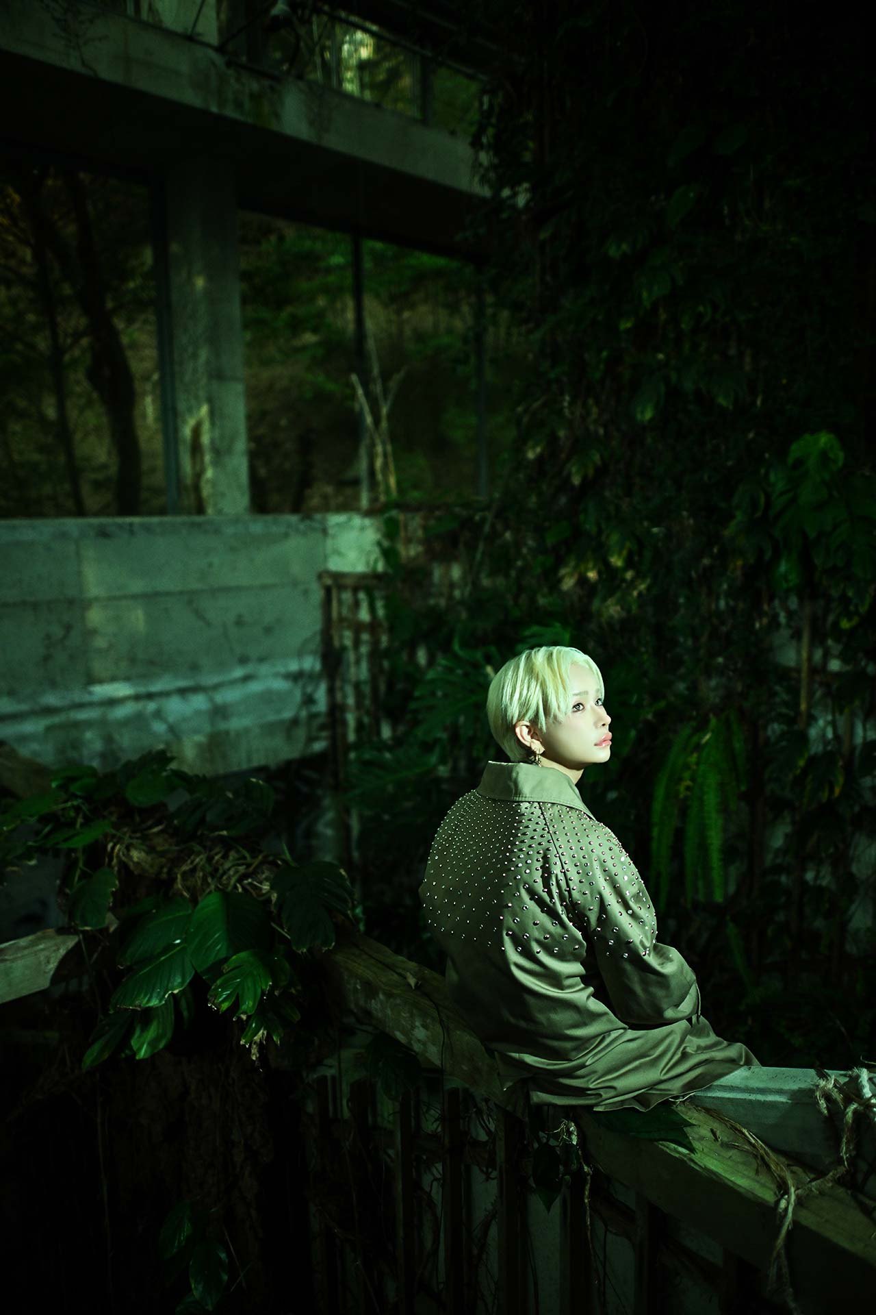 TOP DANDY TOKYO レオナルド レノピが静岡県の廃墟に侵食した植物の中で柵にもたれ、横顔で遠くを見つめるゼングラポートレート