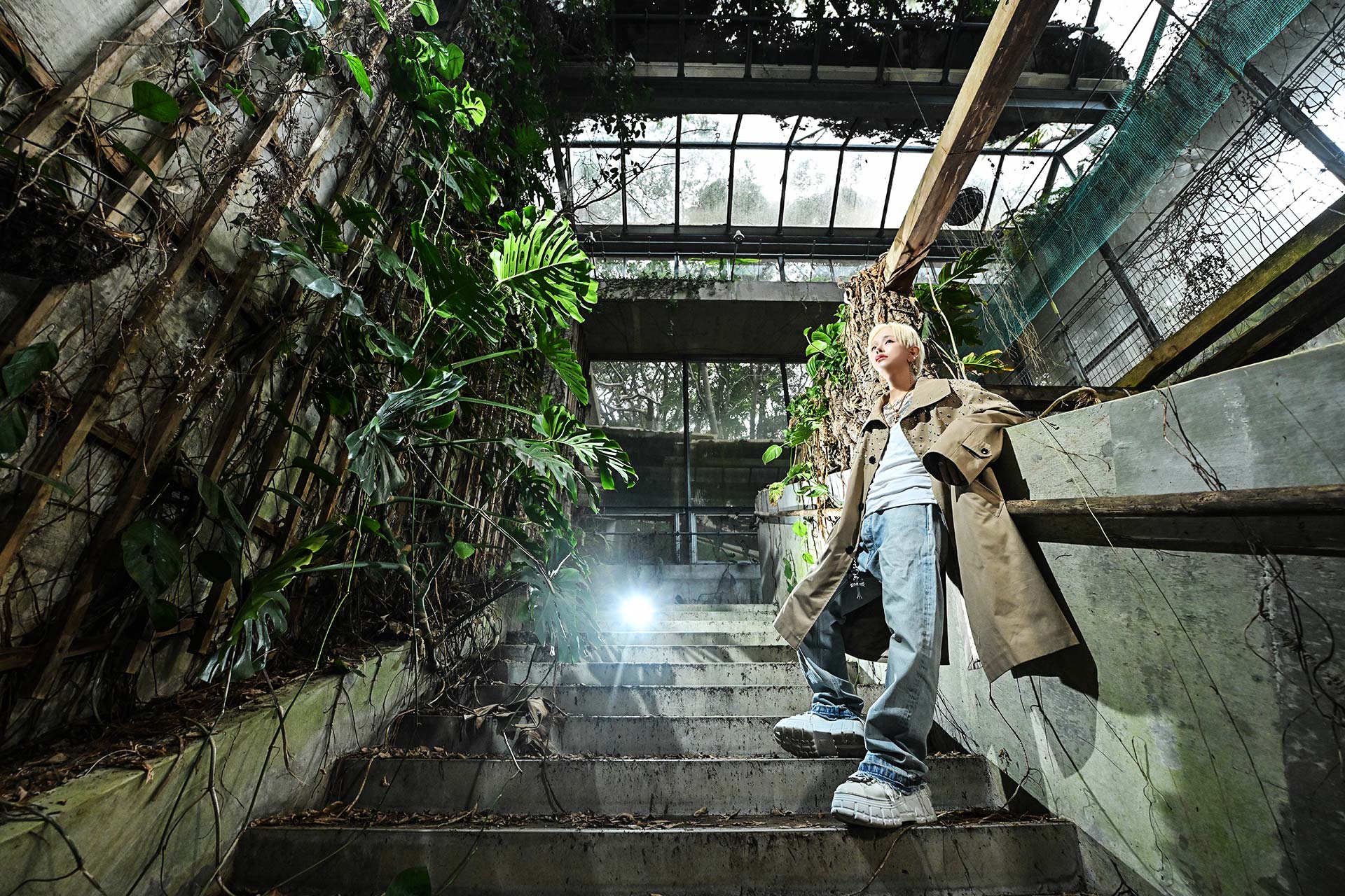 TOP DANDY TOKYO レオナルド レノピが静岡県の廃墟の階段上で足を踏み出しながら立ち、逆光を浴びて佇むゼングラグラビア