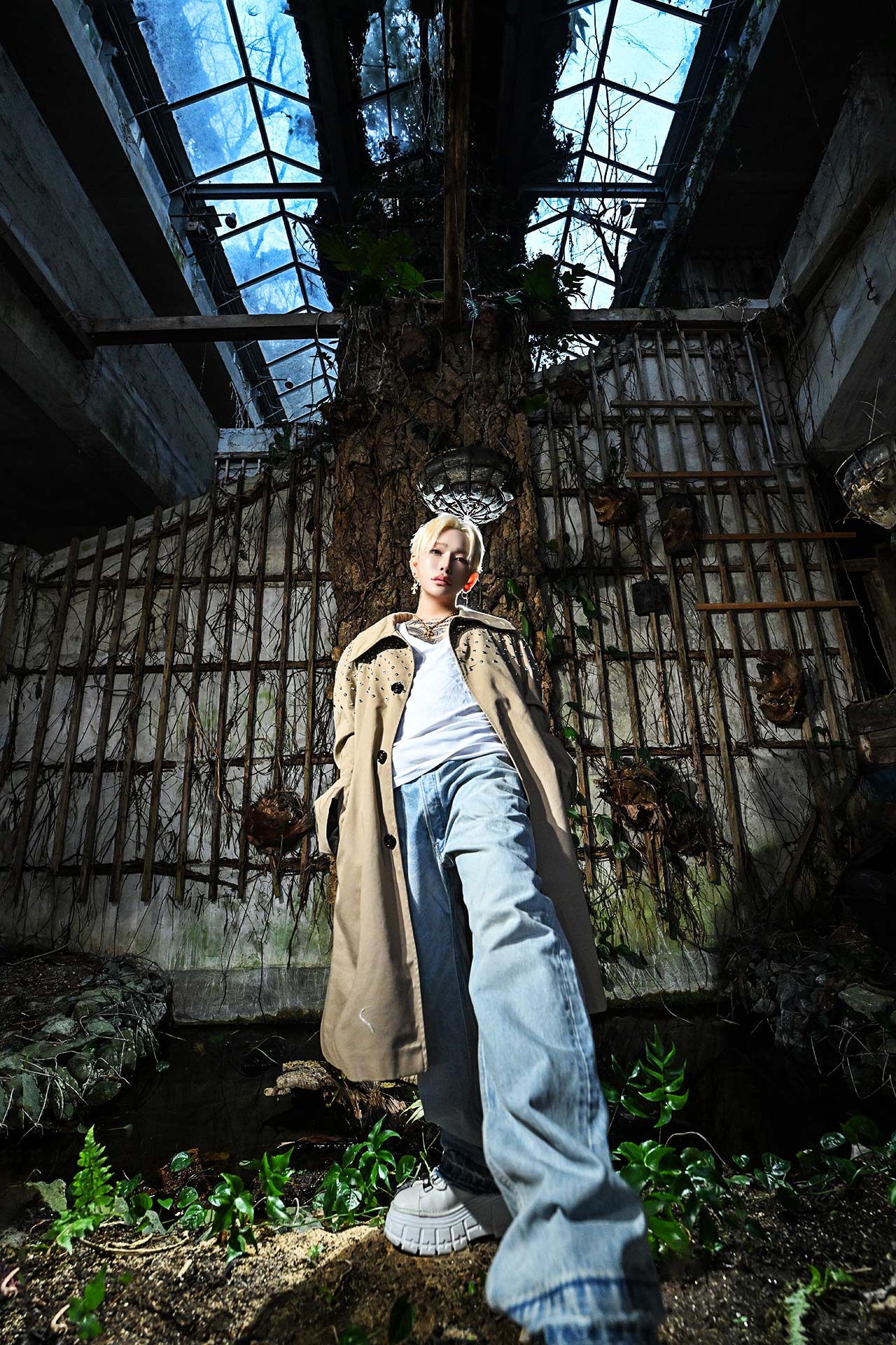 TOP DANDY TOKYO レオナルド レノピが静岡県の廃墟のガラス天井下でカメラを見下ろしながら歩み寄る、ダイナミックなゼングラカット