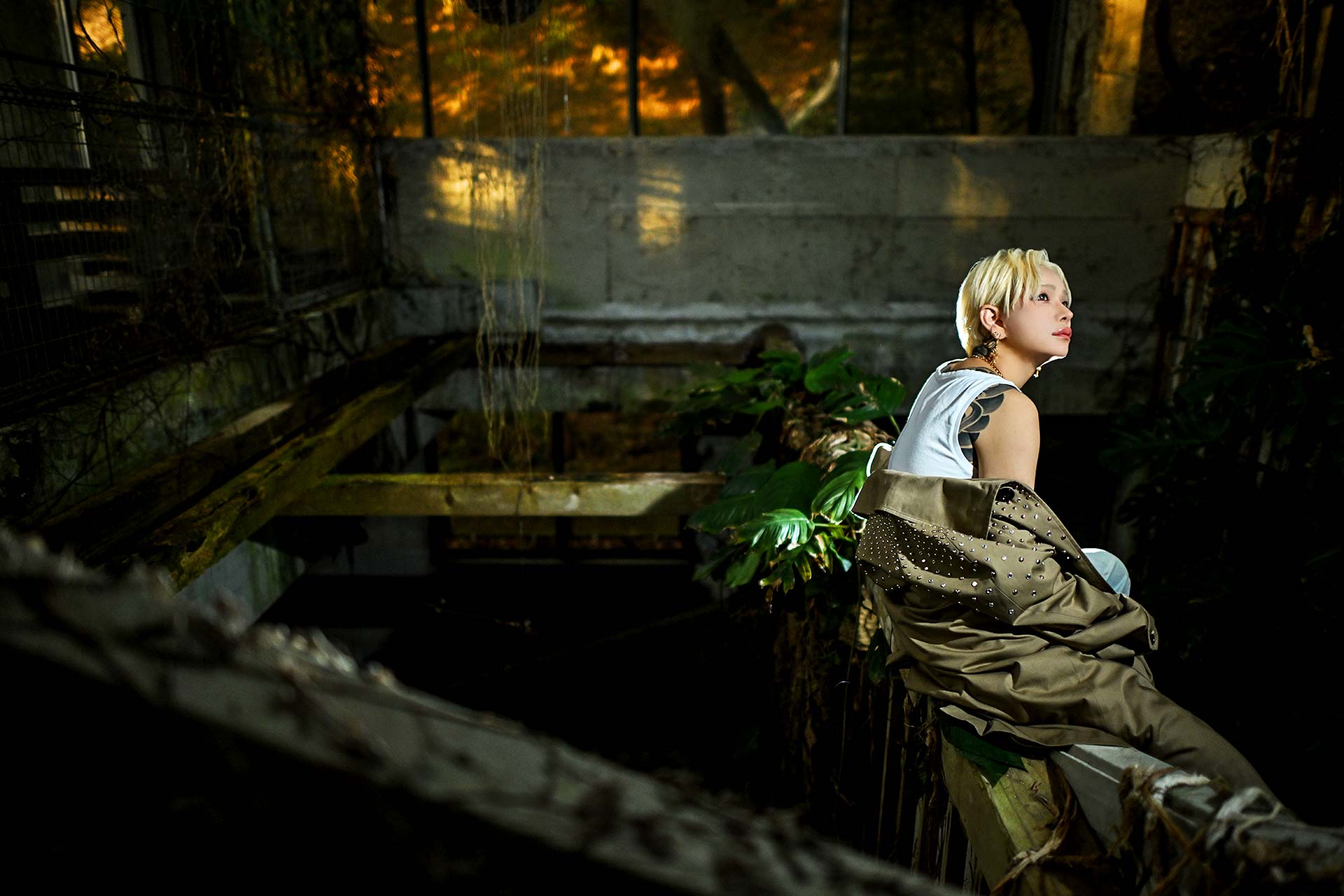 TOP DANDY TOKYO レオナルド レノピが静岡県の廃墟の暗がりで腰掛け、夕暮れの背後の光を受けながら横顔を見せるゼングラ写真