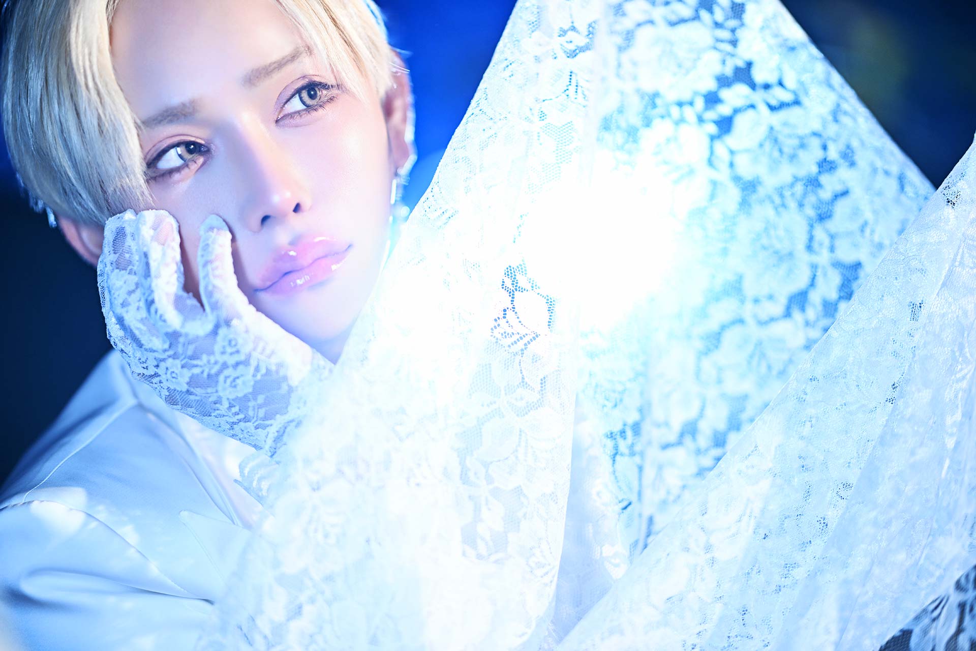 TOP DANDY TOKYO レオナルド レノピが静岡県の廃墟でレース布に手を添えながら顔を寄せ、幻想的な光に包まれるゼングラポートレート