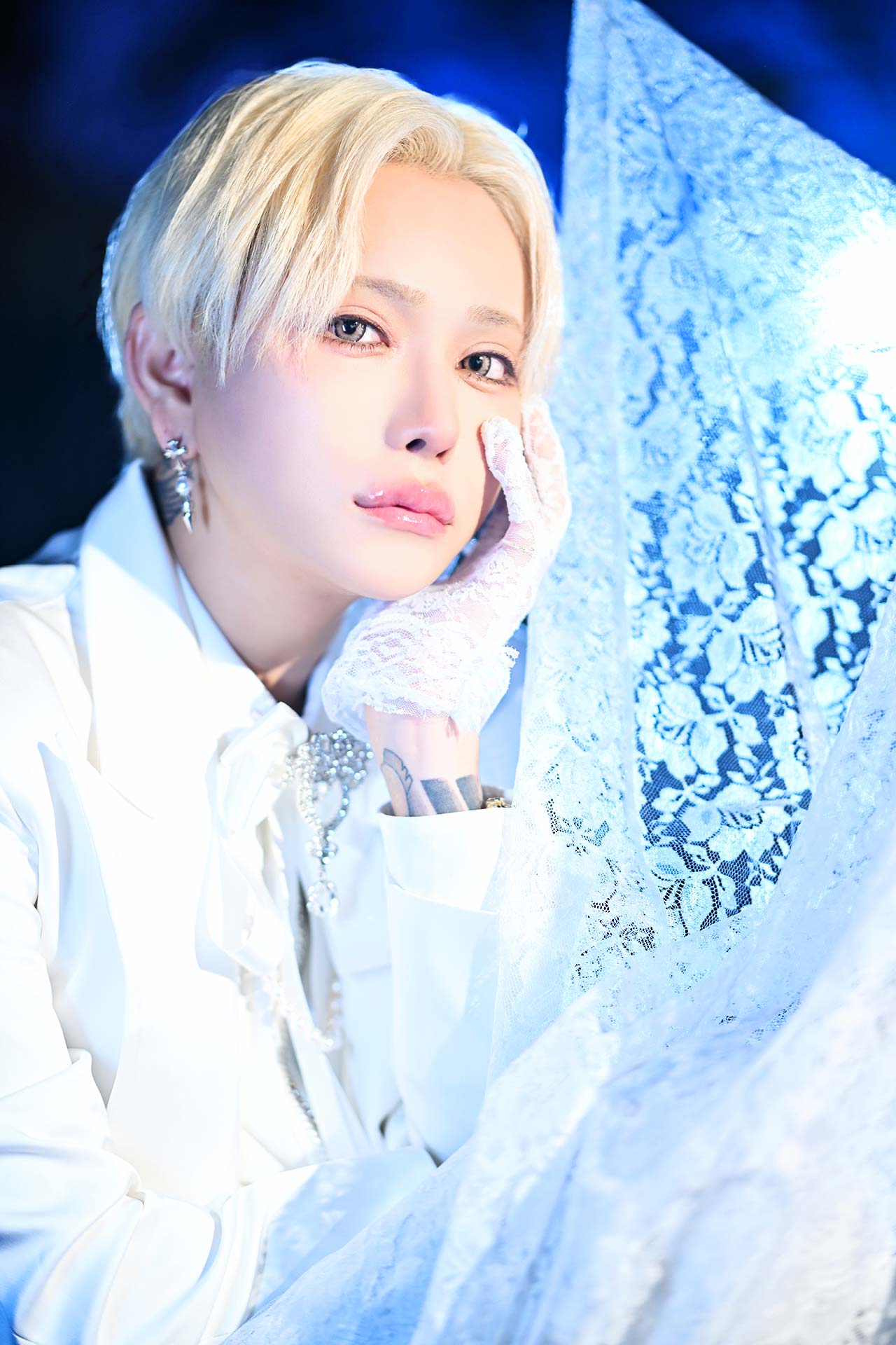 TOP DANDY TOKYO レオナルド レノピが静岡県の廃墟でレース越しにこちらを見つめ、柔らかな光をまとったゼングラグラビア