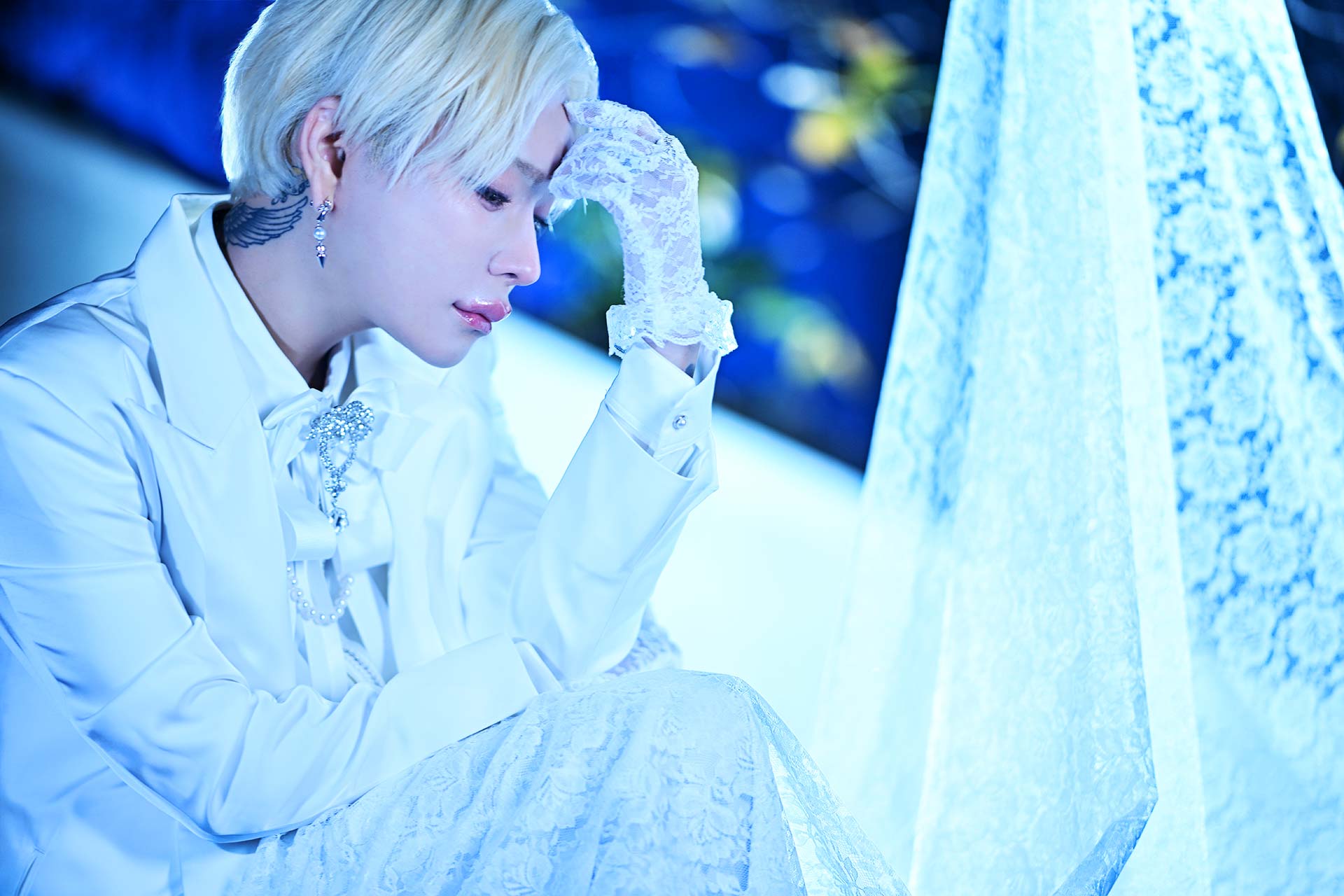 TOP DANDY TOKYO レオナルド レノピが静岡県の廃墟で額に手を添え俯きながら静かに座る、儚さを感じるゼングラポートレート