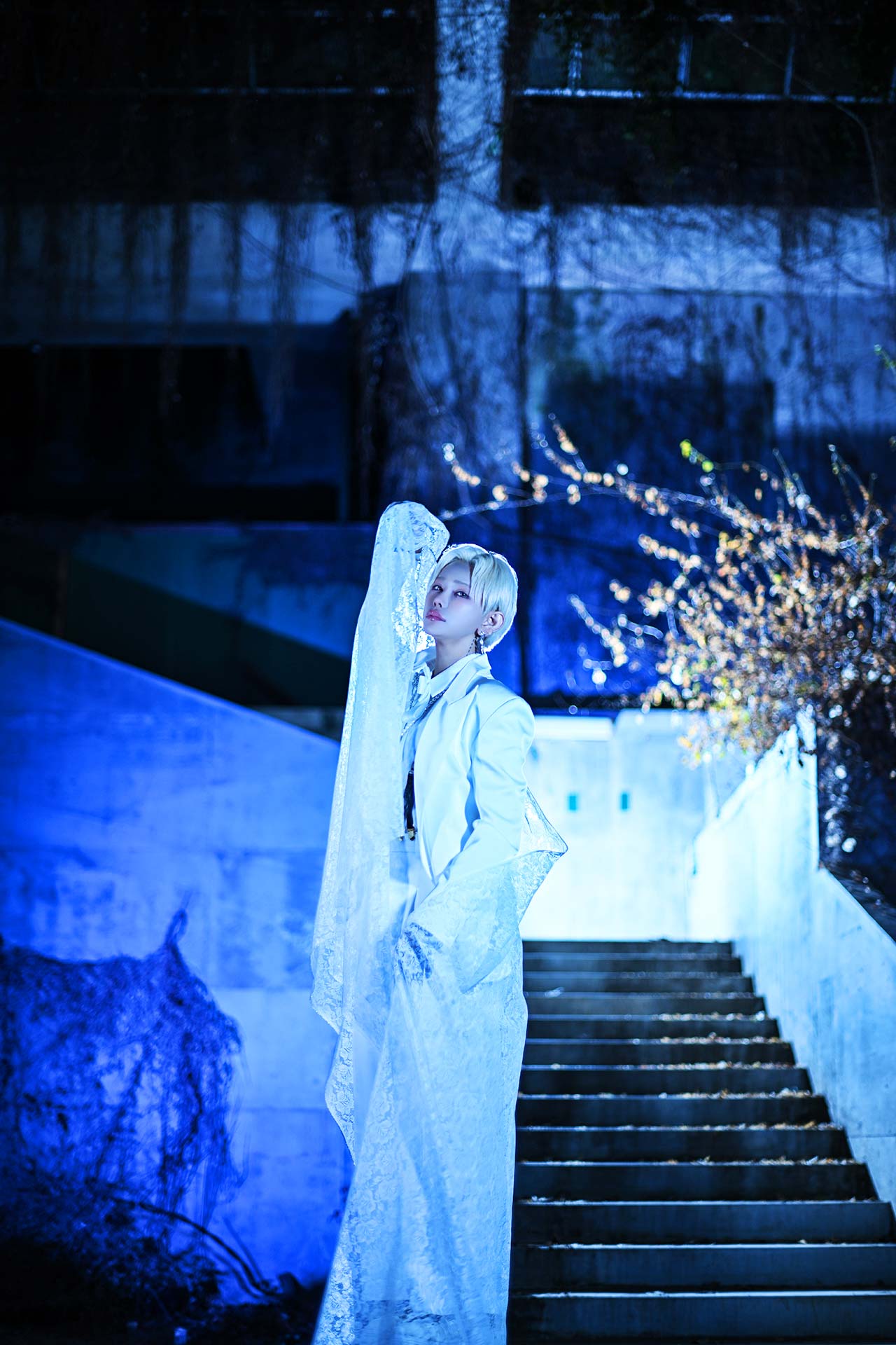 TOP DANDY TOKYO レオナルド レノピが静岡県の廃墟階段の手すりに腰掛け、頬杖をつきながら視線を向けるゼングラグラビア