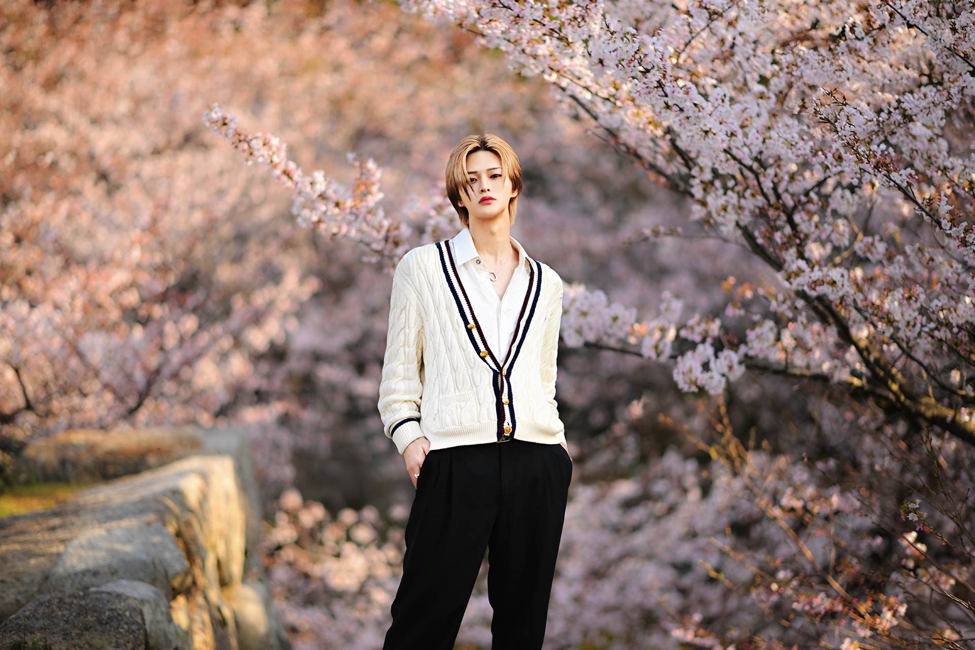 Leo 美月が満開の桜道に立つ全身ポートレート