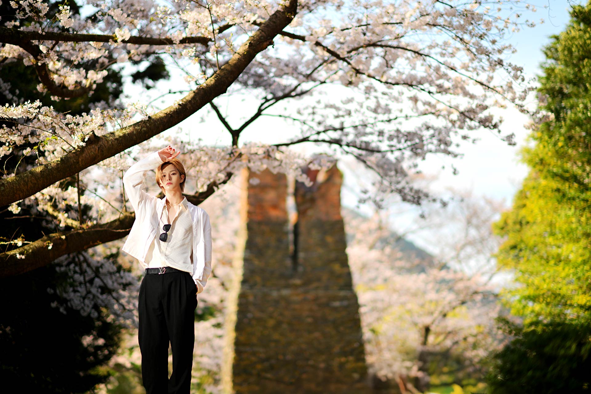 Leo 美月が桜と石造りの建造物を背景に立つ春グラビア写真