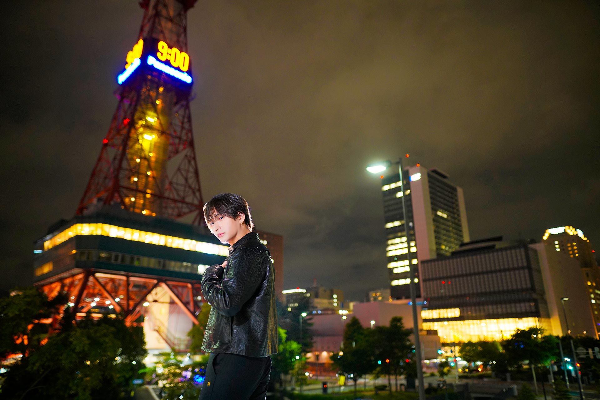 HAREM -総本店- 早瀬 優が札幌テレビ塔と夜景を背景に振り返るスタイリッシュなポートレート