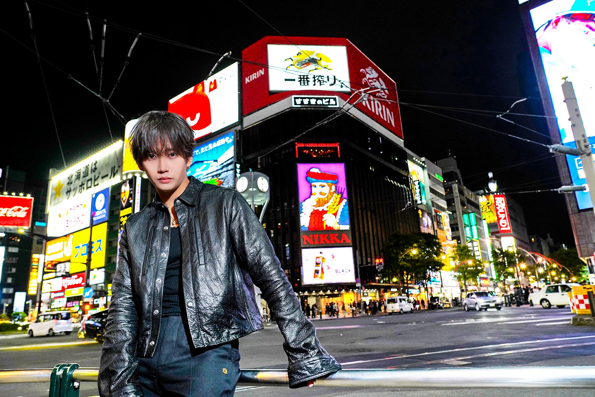 HAREM -総本店- 早瀬 優がすすきの交差点でネオン街を背景に佇むナイトポートレート