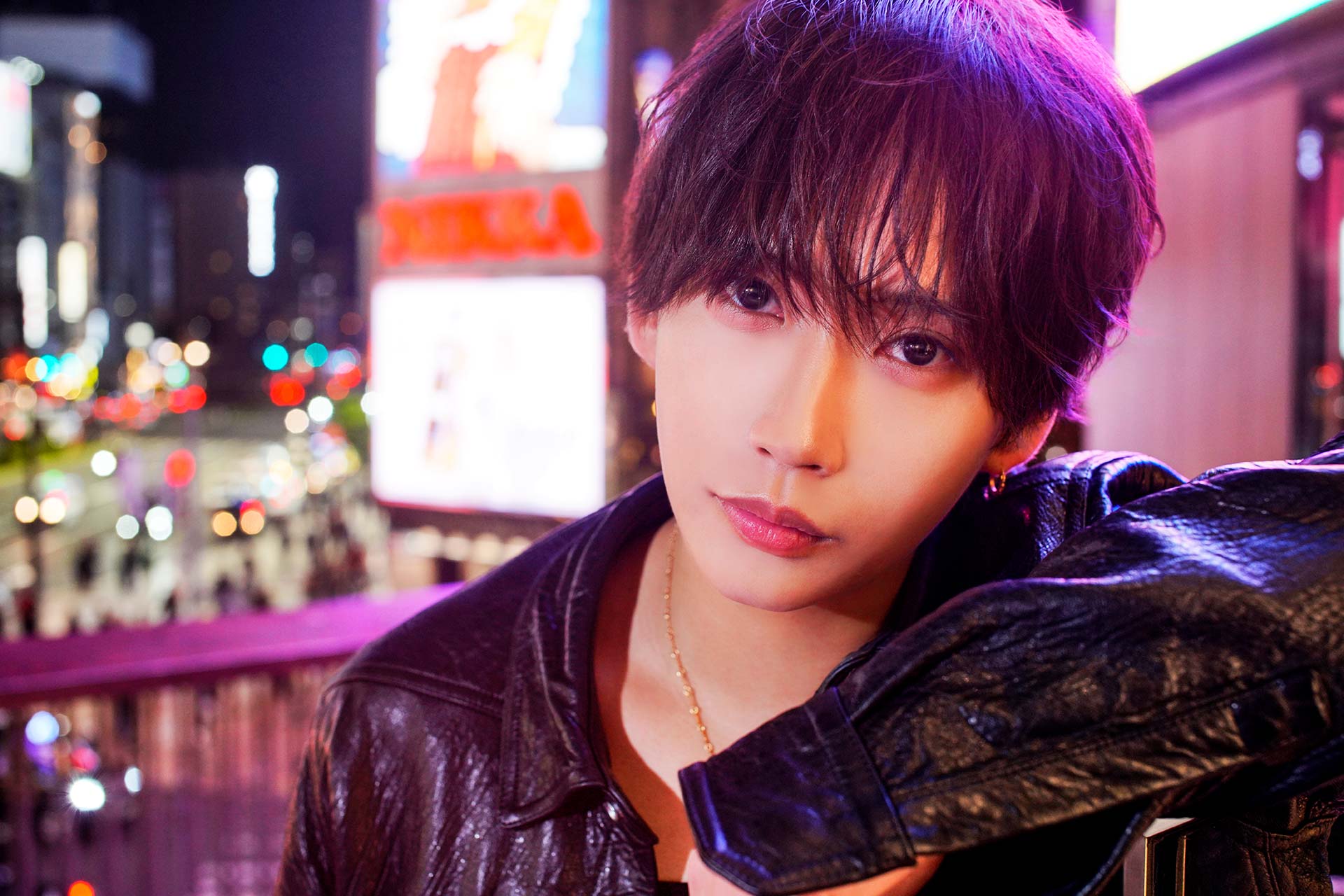 HAREM -総本店- 早瀬 優がネオンきらめく夜の街を背景にアンニュイな表情を見せるクローズアップ