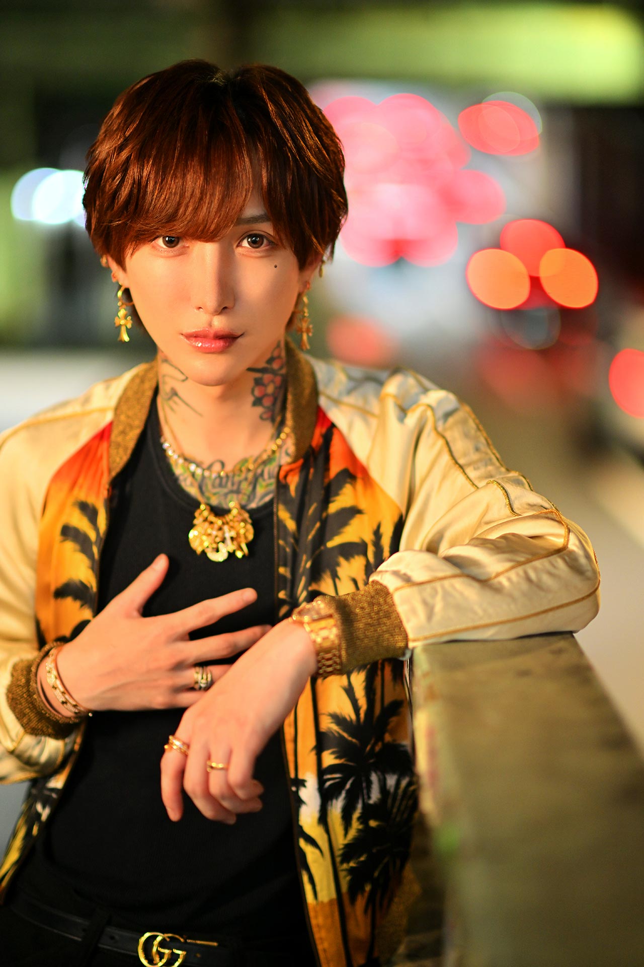 渋谷の夜景を背景に赤い光の玉ボケに包まれる天音恋愛のポートレート