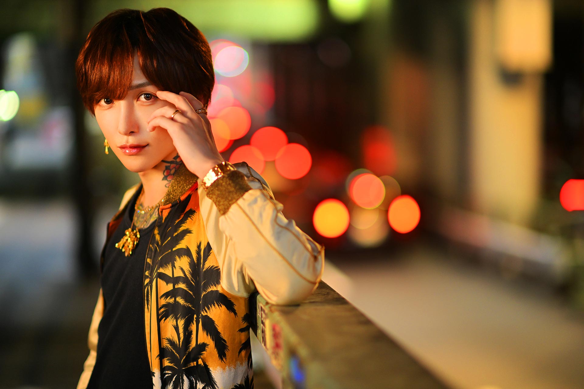 夜の渋谷で手すりにもたれ赤いネオンを背景にポーズを決める天音恋愛