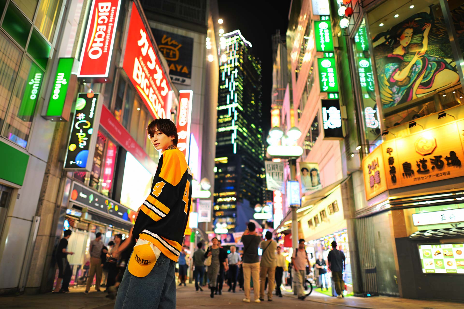 ネオン輝く渋谷センター街で振り返る天音恋愛のナイトストリートグラビア