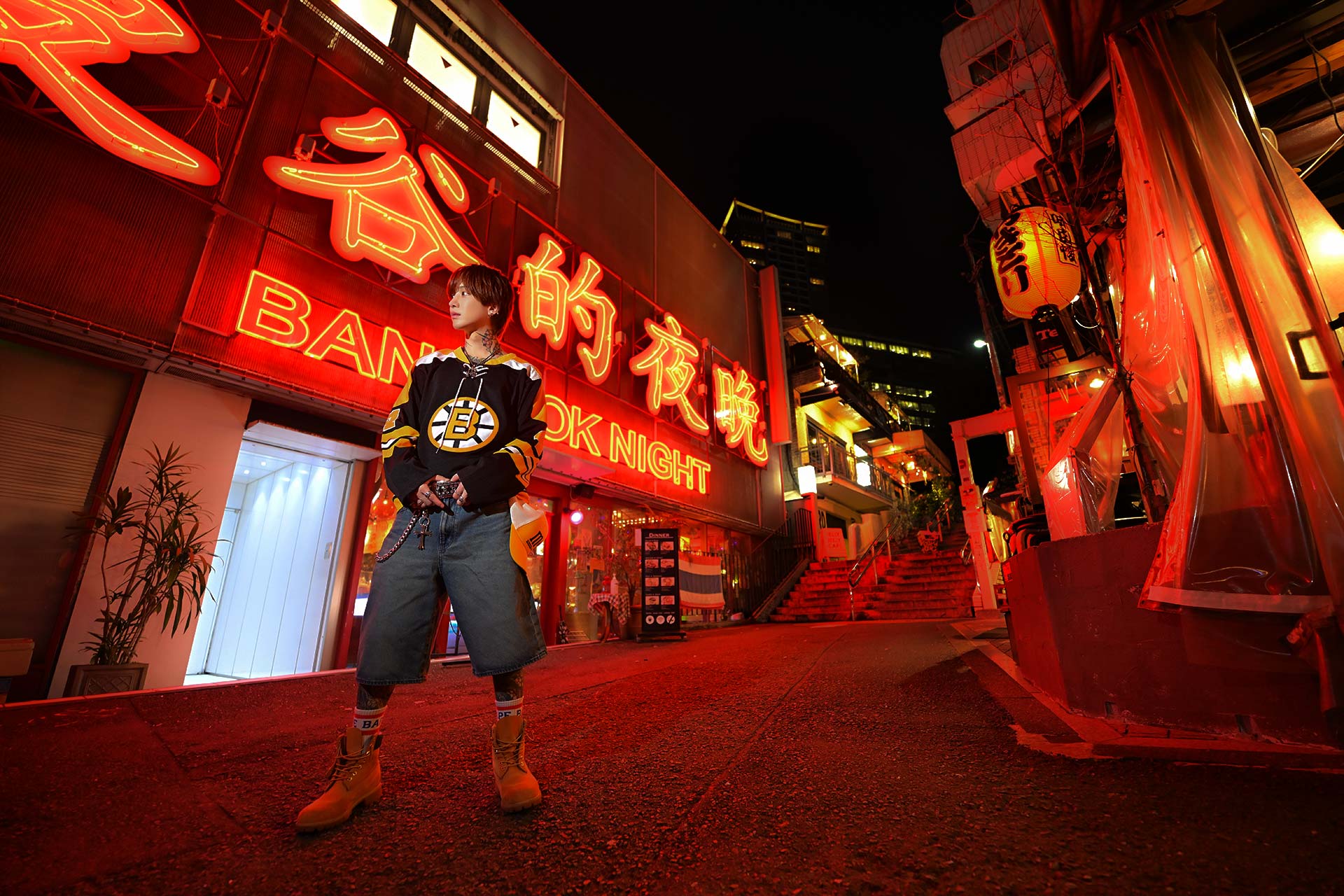 赤いネオンに染まる渋谷の夜街で佇む天音恋愛のストリートグラビア